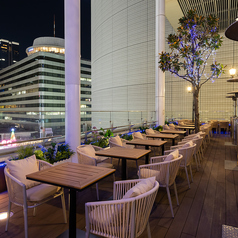 【7~10名様向け】“ワイワイ楽しめるアウトドア空間”7~10名様向けのテラス席は、外の空気を感じながらにぎやかに楽しめる人気席。暖房や膝掛けも完備され、冬も快適。パラソルで雨天時も安心。カジュアルな会食から仲間との集まりまで幅広く使えます。夜はライトアップの映える美しい外空間。