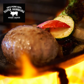 一度鉄板でフランベした後、オーブンで丁寧に丁寧にじっくり焼き上げます。当店ではとにかくハンバーグの提供を最最優先しています!一番美味しい状態でお持ちします。まずトッピングは一度どけていただき、ハンバーグからお召し上がりください。