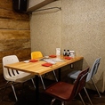 【テーブル席：2～4名様】シンプルなインテリアと木の温もり溢れるナチュラルな空間は、自宅のようにリラックスしてお過ごしいただける落ち着いた雰囲気が魅力。隣のお席との間隔をとっていますので、ゆっくりとお食事を楽しんでいただけます。親しい仲間との宴会やデートなど、少人数でのご利用におすすめのお席です♪