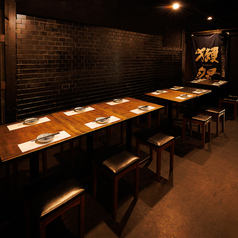 店内は大小テーブル席や個室・配されたゆとりのある空間です。