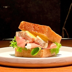 フランス産生ハムと白カビチーズサンドイッチ　モーニングセット