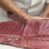 新鮮なまぐろを目の前で解体するショーが楽しめる「まぐろ問屋　三浦三崎港　恵み」。職人の手さばきで、まぐろの大きなブロックが華麗にさばかれていく様子は、まさに圧巻です。解体後は、そのまま寿司として味わえるため、鮮度抜群のまぐろを堪能できます。目で楽しみ、舌で味わう贅沢な体験をお楽しみください。