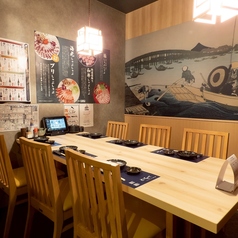 【1階】奥の間には、6名様までご利用いただけるテーブル個室を完備。こちらの2室を結合し、9名~14名様でご利用することも可能です。会社接待をはじめ、プライベート空間を大切にしたいお集まりや慶事のお席にも最適。宴会を華やかに彩るコースプランのご用意もございます。