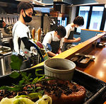 ハイカウンターはお料理をLIVEで楽しめる特等席！元気いっぱいのスタッフとお喋りを楽しんで◎