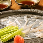 代表的な食し方は刺身!関西では「てっさ」と呼ばれ親しまれてます。その他豊富なふぐ料理をご用意♪