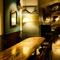 飲み会や各種宴会にも便利な最大１２名までご利用いただけるテーブルのお席は、落ち着いた雰囲気の店内で会話を楽しみながら、ゆったりと食事の時間を過ごせます。