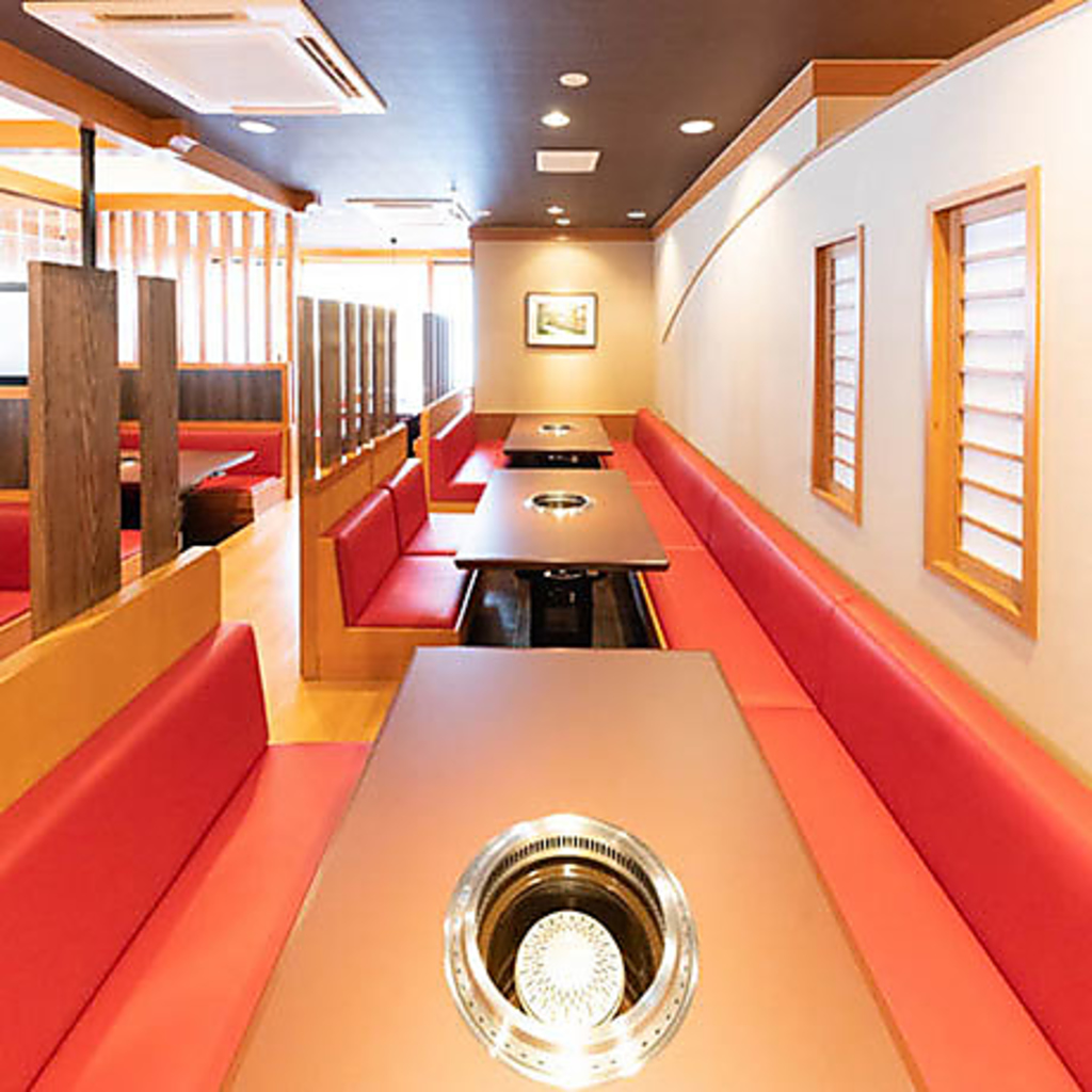 広いお席で寛ぎながら焼肉をお楽しみいただけます。食べ放題、飲み放題コースも充実しております。