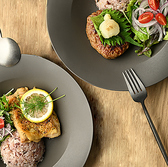 ランチはセット(1500円税込)にはミニデザート、ドリンクが付いて、とてもお得なセット内容です。また、単品1000円(税込)でのご用意もございます。いずれも写真映え必至のため、ランチ女子会やデート利用に最適！是非お気軽にご来店ください。