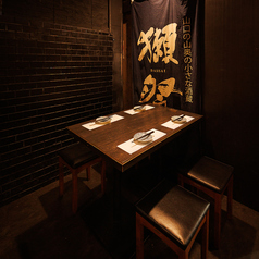 店内は大小テーブル席や個室・配されたゆとりのある空間です。