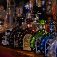 ユニークなテキーラボトルが並ぶメキシカンスタイル♪