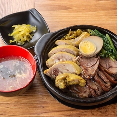豚脛と蒸し鶏の土鍋ご飯の写真
