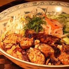 ベトナムビーフン　(ブン)　1.ベトナム風豚焼き肉2.揚げ春巻き3.自家製つくね　の3種をご用意