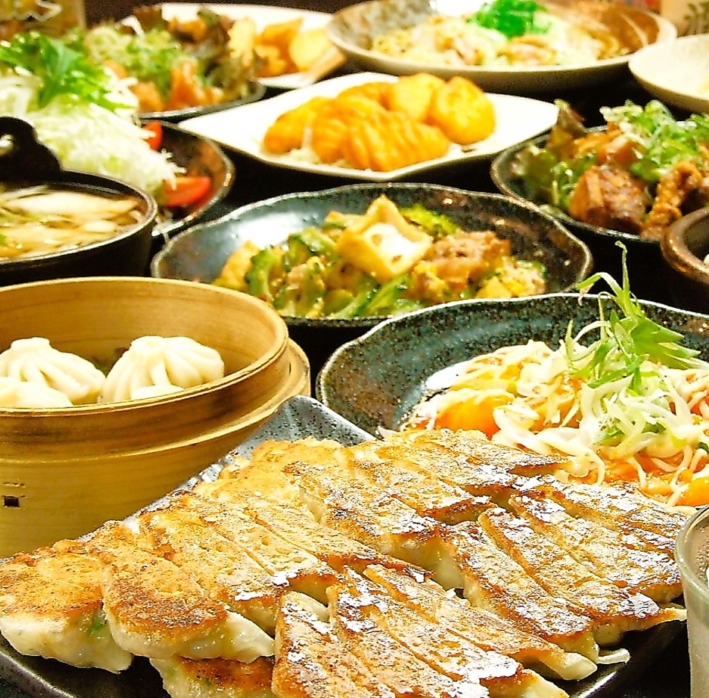 餃子以外にも鉄板焼きや焼きラーメン丼ぶり唐揚げなどなどメニューは400種類！