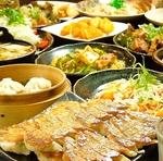餃子以外にも鉄板焼きや焼きラーメン丼ぶり唐揚げなどなどメニューは400種類！