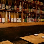 店内の壁一面に並べられたこだわり梅酒＆焼酎…お気に入りの逸品がきっと見つかるはず。