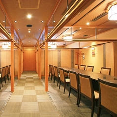 和の落ち着いた店内で、ゆったりとお食事をお楽しみいただけるよう、できるだけ自然な素材を使い、落ちついた趣きと懐かしくて新しい、心地よいしつらえがかごの屋の魅力です。
