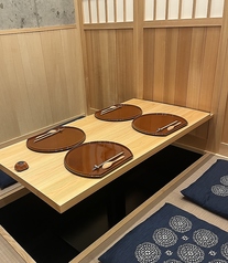 足を崩し寛げる和室ゆったり４名様、少し狭めで６名様お座りいただけます。