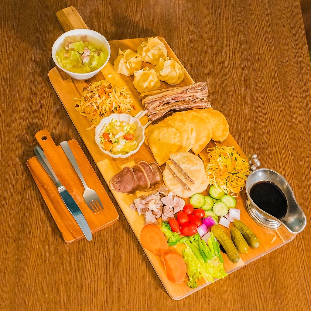 仲間とワイワイ楽しめるセットメニューもあります☆モンゴルの豊かな味を心ゆくまでお楽しみください
