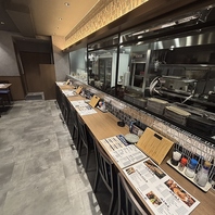 ライブ感あふれるカウンター席で大人な空間を愉しむ