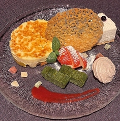 フルーツグラタンと本日のおすすめデザート盛り合わせ