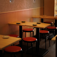 料理とお酒を囲みながら。会話が弾むカジュアルな店内