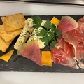料理メニュー写真&nbsp;燻製チーズと生ハム