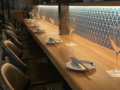 ゆったり。くつろげる6席限定のカウンター。デートでも、お一人様でも安心してご利用できます。