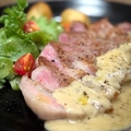 料理メニュー写真&nbsp;【メイン】山形豚のカットステーキ ゴルゴンゾーラと蕪のソース