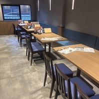 柔らかな照明が包み込む落ち着いた店内の雰囲気