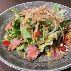 赤身肉とナッツドレッシングのサラダ