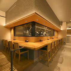 香ばしく焼き上げたぱりっとした皮とふっくら肉厚でとろけるような脂のり。極上の味わいを心ゆくまでご堪能頂くため、熟練の職人が一尾一尾丁寧に焼き上げます。カウンター席では焼きの技を間近に感じながら出来立てをお楽しみ頂けます。昭和七年創業の卸問屋直営だからこそ実現できるうなぎをご賞味ください。