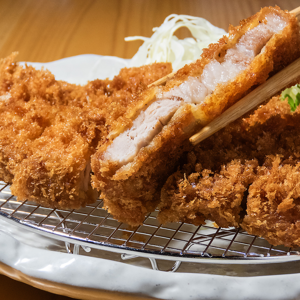 サクサクのかつランチで至福のひとときを！特製ソースとの相性も抜群。ご家族や仲間とのお食事に最適