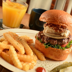 肉汁たっぷりのバーガーをポテトと一緒にご堪能◎