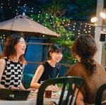 オープンエアの解放空間、ゆったりした店内で、ご家族や親しいお仲間との楽しいお食事タイムを。