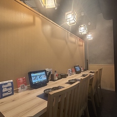 【1階】おひとり様のちょい飲みやデートのご利用にも最適なカウンターは全4席。絶品料理を楽しみながらしっぽり飲むも良し、肩を並べて賑やかにご飲食を堪能するも良し。ご友人とのサシ飲みにも大変おすすめです。横並びにお席を結合してご利用も可能。