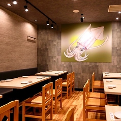 【最大32名様までご利用可能】＜10名以上・20名以上・30名以上用途に応じた個室有＞人数や用途に合わせたお席をご用意可能です。各種会社宴会や、同窓会、二次会など様々なシーンにご利用いただけます。大人数でのご宴会や貸し切りもお気軽にご相談ください。 ※画像は系列店です