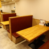 みんなで囲めるテーブル席は、会社宴会や仲間との飲み会、昼飲みにも使いやすいお席。担々麺や、一品料理をシェアしながら、ゆったり食事とお酒を堪能できます。アットホームな雰囲気で、気軽な集まり~食事会まで幅広いシーンに対応できる空間です。
