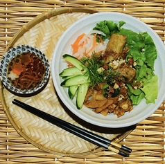 揚げ春巻きと焼き豚肉の混ぜ米麺