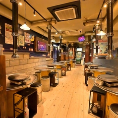 本場韓国の屋台に迷い込んだような、活気あふれる「とんちゃん」の店内。ドラム缶を利用したテーブルや、壁一面に描かれたノスタルジックなイラストが、日常を忘れさせてくれます。排煙ダクト完備で、煙を気にせずサムギョプサルを楽しめるのが嬉しいポイントです★
