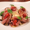 料理メニュー写真&nbsp;苺とサワークリームの生ハム巻きサラダ