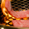 肉汁たっぷりで柔らかい「厚切り上塩タン」や「シャトーブリアン」も、ぜひ食べていただきたい逸品。1頭から3%ほどしか取れない、きめ細かい肉質が特徴の上質な赤身です。その他メニューにない希少部位も日替わりでございますので、ぜひお気軽にスタッフまでお尋ねください。