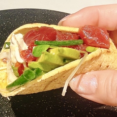 和食屋のまぐろ&アボカドTACOS