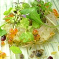 料理メニュー写真 市場直送　本日鮮魚のカルパッチョ　ハーブのサラダ仕立てで