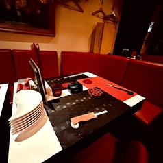 3名様用テーブル席。奥のお席はソファーでご用意しています。4名席と合わせレイアウト変更でご案内可能な場合もございますので、人数のご相談はお気軽にお問い合わせくださいませ。