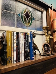 特等席であるカウンター席は6席ご用意しております。バーテンダーとの会話を楽しみながら、目の前で繰り広げられる美酒が作られる様子を眺めるのは、カウンター席ならではの醍醐味です。お一人様でも気兼ねなく、ゆったりとした時間をお過ごしいただけます。