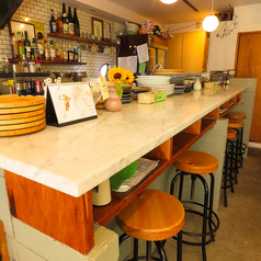 シェフの華麗な手さばきを目の前で楽しめる特等席です。お料理が完成するまでの香りや音、出来たての臨場感も一緒に味わえます。お一人様やデートで、シェフとの会話を楽しみながら、ゆったりと大人の時間を過ごしたい方におすすめです。