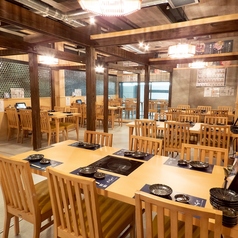 【2階】人数に応じてお部屋同士を連結することも可能な、6名掛けのテーブル個室です。7名~12名様、13名~18名様、19名~24名様のお集まりにも対応できる他、31名~36名様、37名~最大42名様まで多彩にご用意可能。お料理に舌鼓を打ちながら、至福のひとときを。