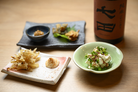 常時30種類以上の日本酒とおひとり様にちょうど良い酒肴。