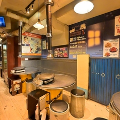 むき出しの配管やコンクリート調の壁が、無骨ながらもお洒落なインダストリアル感を醸し出す内装。そこに並ぶドラム缶テーブルと丸椅子が、韓国ストリートフード特有の「飾らない格好良さ」を加えています。清潔感があり親しみやすい、居心地の良い空間が広がっています◎