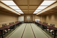 お座敷のテーブル椅子個室は、16名から36名様までご利用いただけます。ご両家の顔合わせやご結納、さらにはお子様の成長を祝うお食初めなど、特別な瞬間を彩るためのプライベート空間をご提供いたします。心温まるお祝いのひとときを、落ち着いた雰囲気の中でお楽しみください。大切な日を、思い出深いものにしてください。